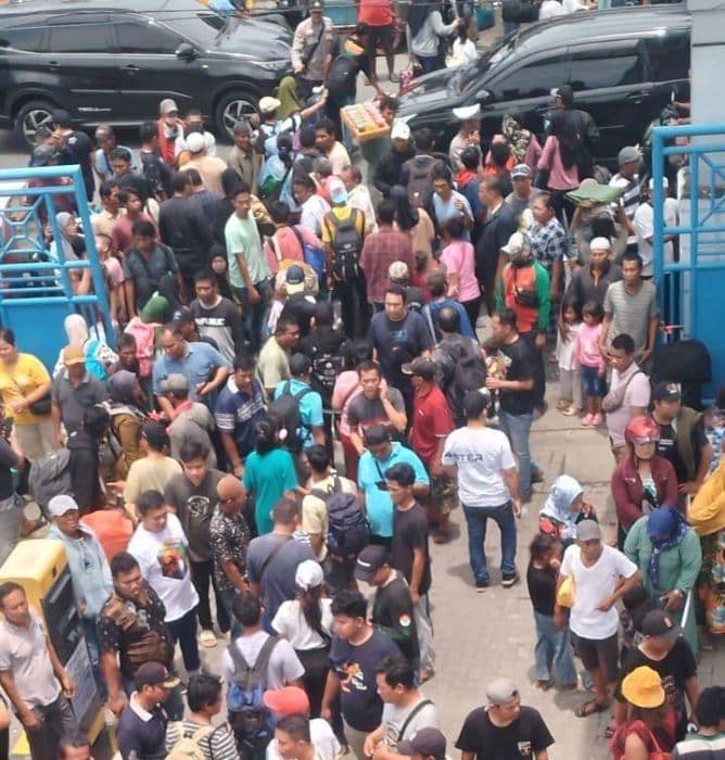 6937_penumpang_padati_pelabuhan_belawan_saat_arus_balik_lebaran_2025