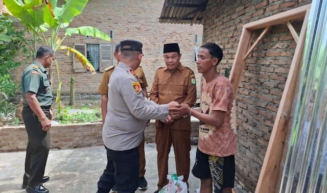 polsek_perbaungan_bantu_korban_kebakaran_di_desa_pegajahan