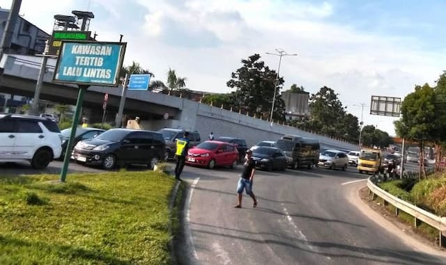 puncak_arus_balik_lebaran_89071_kendaraan_melintas_di_jalur_tol_belmera
