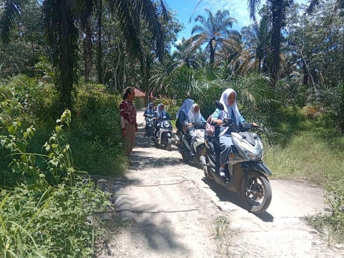 akses_ke_smkn_1_lubuk_barumun_rusak_parah_guru_dan_siswa_minta_perbaikan_segera