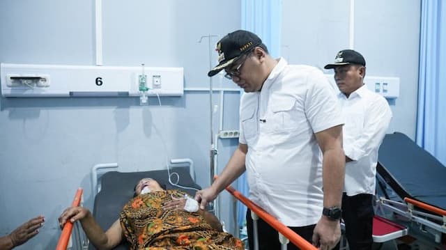 bupati_deli_serdang_jenguk_korban_longsor_sembahe_di_rsud_pancur_batu