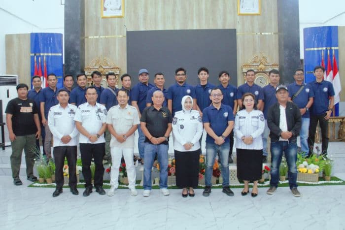 bupati_maya_hasmita_lepas_tim_news_room_fc_labuhanbatu_menuju_porwasu_2026