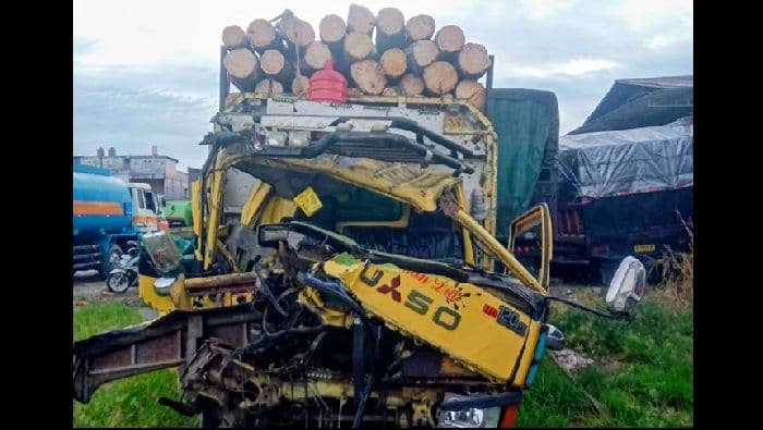 colt_diesel_tabrak_dump_truck_di_batu_bara_pengemudi_lukaluka