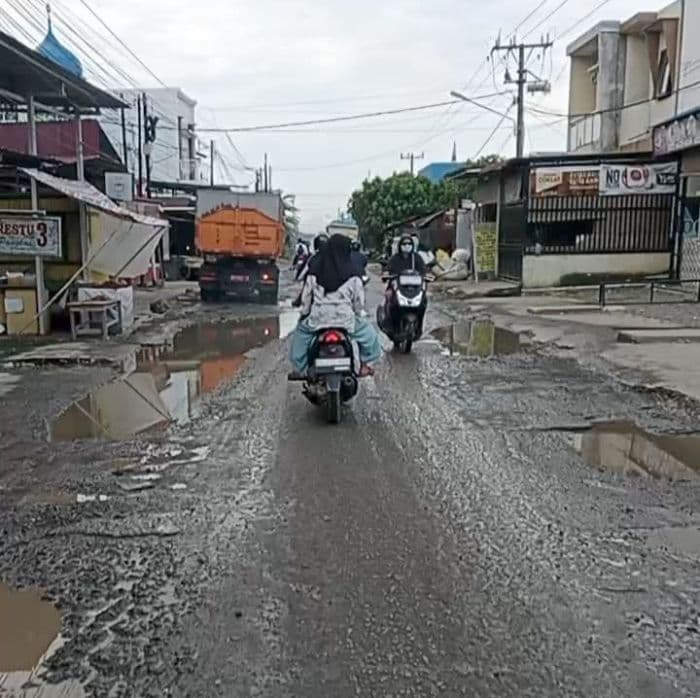 jalan_limau_manismedan_sinembah_rusak_parah_warga_minta_perbaikan