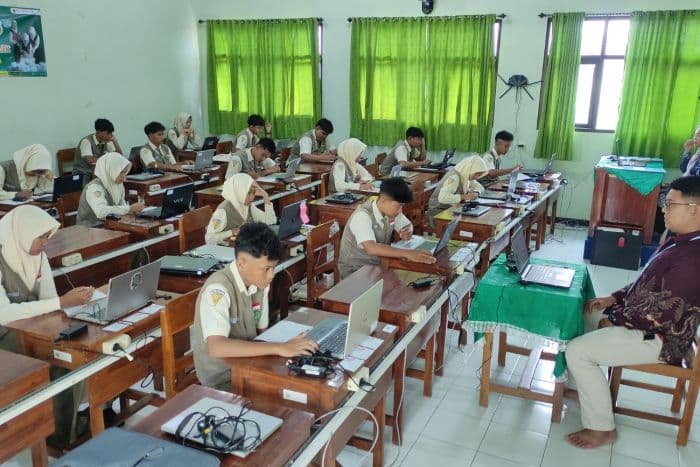kemendikdasmen_temukan_13_pelanggaran_tka_smp_2026_dari_live_streaming_hingga_pengawas_merokok
