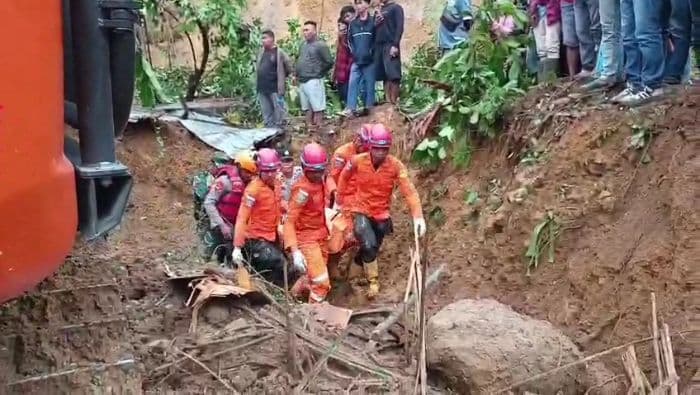lima_korban_longsor_di_sembahe_ditemukan