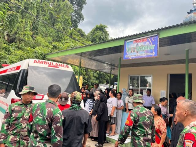 lima_korban_longsor_sembahe_dikebumikan_keluarga_histeris_dan_pingsan