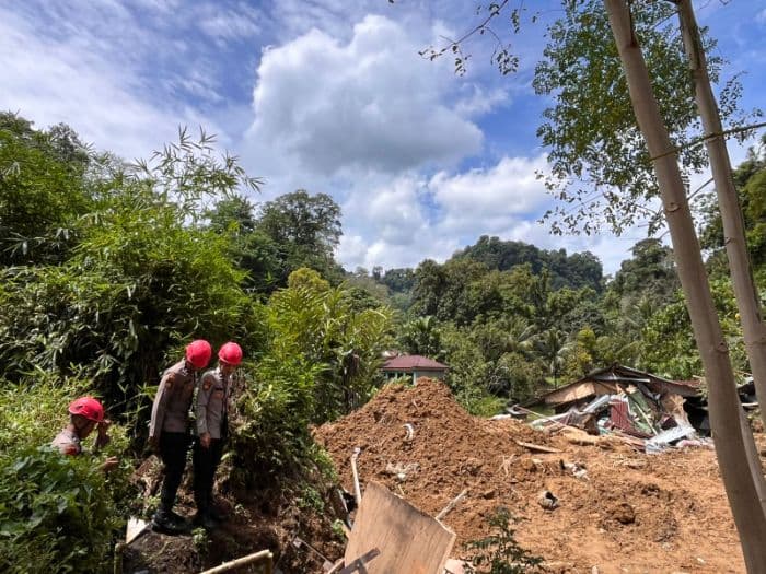 longsor_di_sembahe_sembilan_rumah_tertimbun