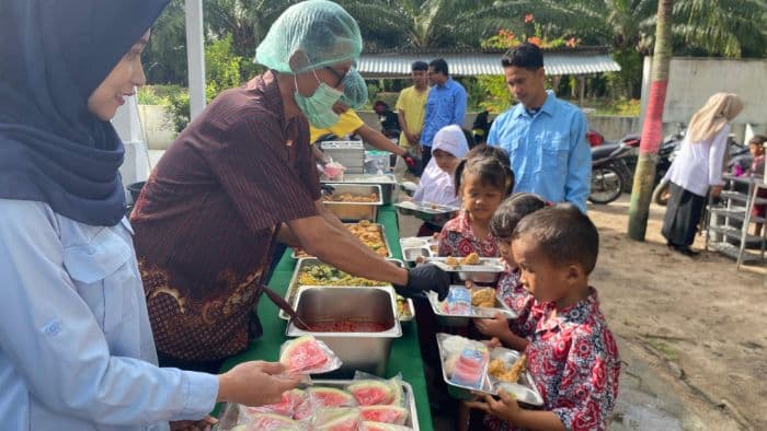 perdana_sajikan_menu_mbg_prasmanan_siswa_sdn_107967_pelintahan_sergai_antusias