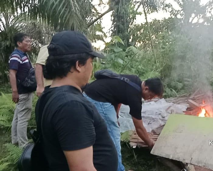 polisi_bakar_gubuk_sarang_narkoba_di_bosar_maligas