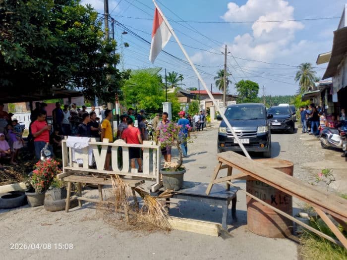 protes_jalan_rusak_warga_bahorok_blokir_akses_menuju_bukit_lawang_langkat