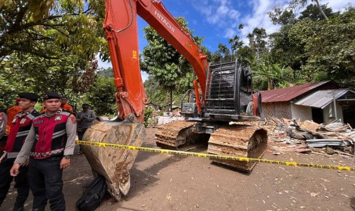 pt_key_key_cahaya_gemilang_turunkan_ekskavator_bantu_evakuasi_longsor_sembahe_