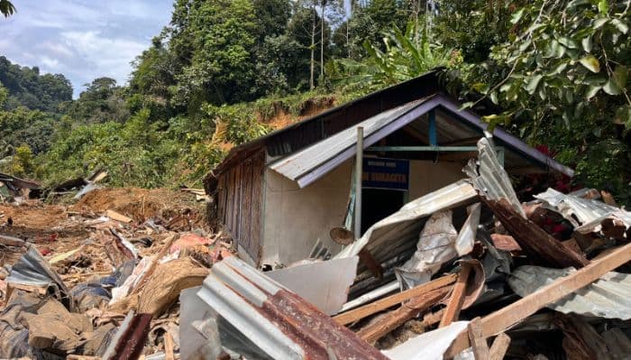satu_rumah_ibadah_masih_berdiri_kokoh_di_tengah_musibah_longsor_sembahe_