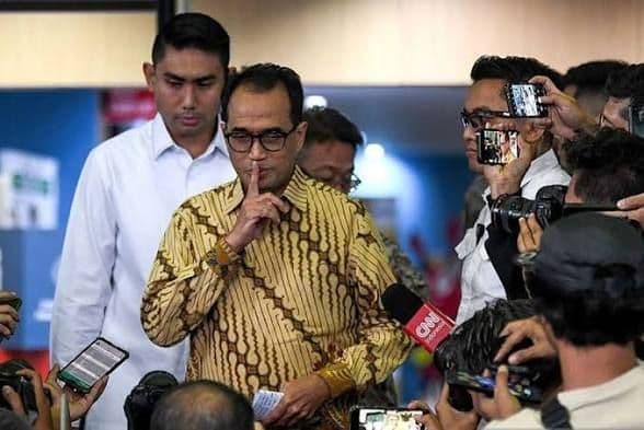 tak_terlihat_di_pn_medan_mantan_menhub_budi_karya_mangkir_dari_pemeriksaan