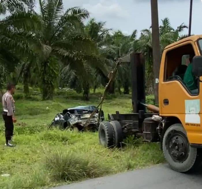 mobil_masuk_parit_di_langkat_tiga_penumpang_luka