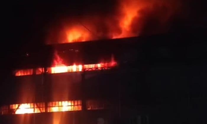 pltu_labuhan_angin_terbakar_damkar_tapteng_dikerahkan_lakukan_pemadaman