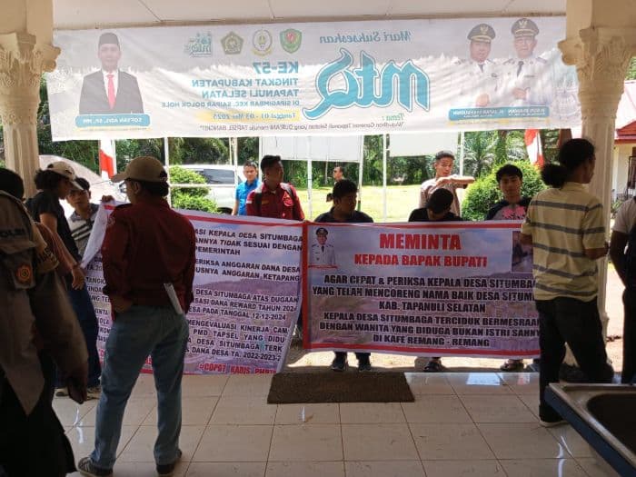 puluhan_mahasiswa_geruduk_kantor_desa_situmbaga_kades_diminta_mundur_dari_jabatannya