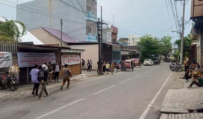 tak_dapat_pengamanan_dari_polisi_eksekusi_rumah_di_jalan_gandhi_ditunda