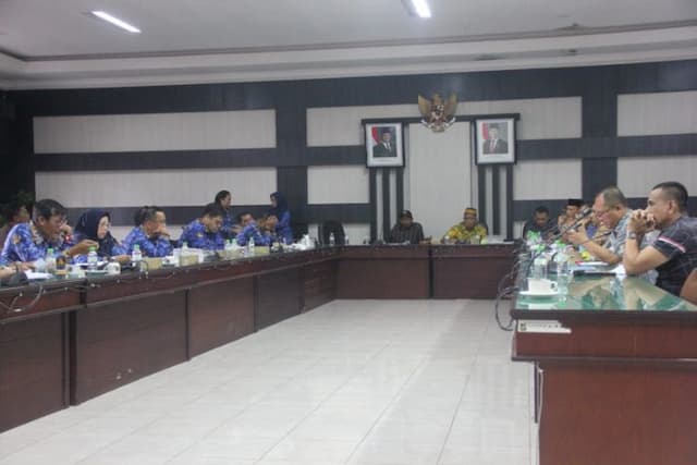 pansus_lkpj_simalungun_soroti_prioritas_anggaran_putr_jalan_rusak_jadi_pertanyaan_utama