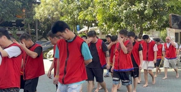 polisi_tangkap_44_wna_komplotan_scamming_jaringan_internasional_di_surabaya_