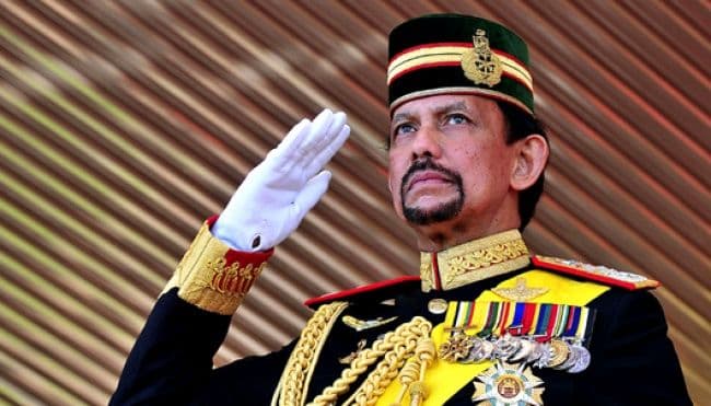 sultan_brunei_terbangkan_pesawat_sendiri_hadiri_ktt_asean_di_filipina