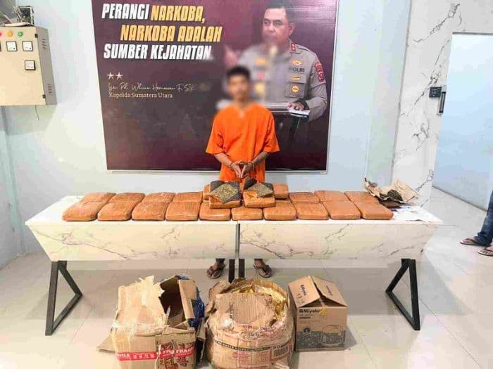 polisi_gagalkan_pengiriman_25_kg_ganja_di_lima_puluh