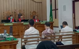 hakim_pn_medan_tunda_sidang_putusan_tiga_terdakwa_kasus_suap_djka_