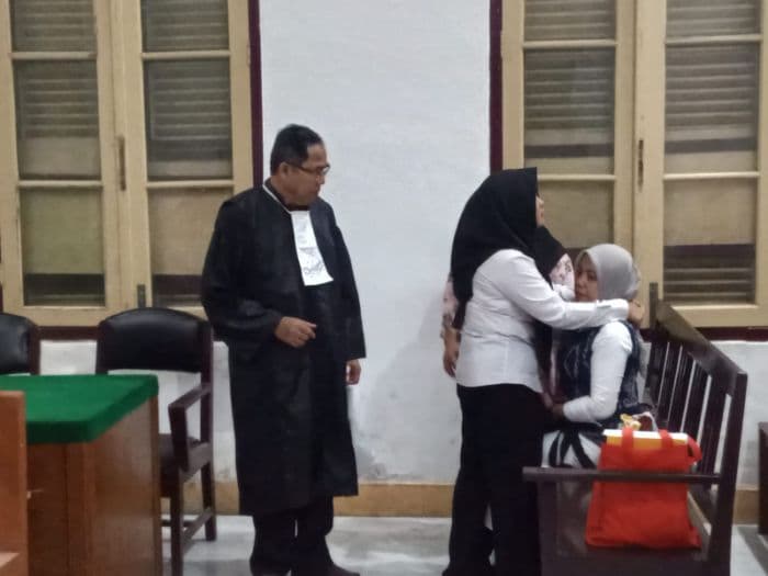 mantan_anggota_bawaslu_gunungsitoli_menangis_setelah_divonis_kasus_pungli