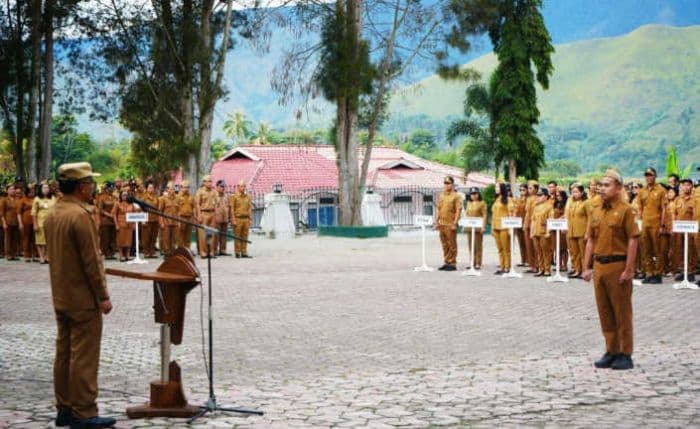 wabup_samosir_ajak_masyarakat_ubah_paradigma_pengelolaan_sampah_