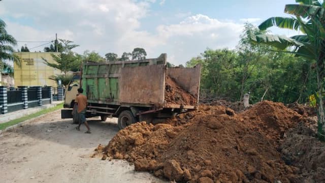 warga_keluhkan_hilir_mudik_truk_pengangkut_tanah_timbunan_pembangunan_kantor_bnnk_sergai_