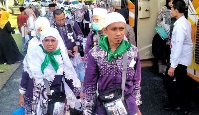 195_jemaah_haji_simalungun_tiba_dengan_selamat_disambut_haru_keluarga
