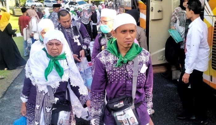 195_jemaah_haji_simalungun_tiba_dengan_selamat_disambut_haru_keluarga