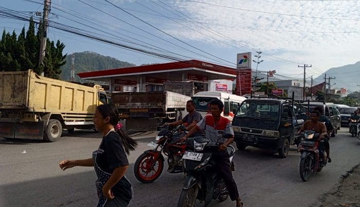 antrean_panjang_di_spbu_balige_pengendara_berebut_solar_dan_pertalite