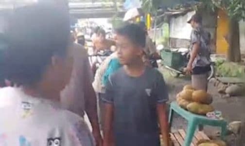dianiaya_sekelompok_preman_pedagang_buah_di_mabar_hilir_minta_pelaku_segera_ditangkap_
