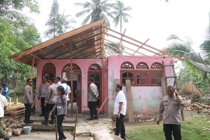 polres_simalungun_salurkan_beras_dan_seng_untuk_korban_puting_beliung_di_pematang_bandar