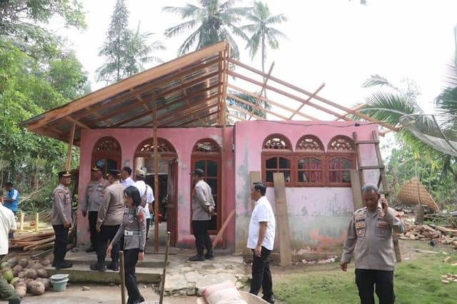 polres_simalungun_salurkan_beras_dan_seng_untuk_korban_puting_beliung_di_pematang_bandar
