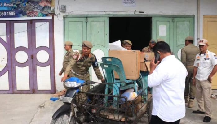 tiga_ruko_aset_pemko_binjai_di_jalan_jamin_ginting_disegel_satpol_pp_