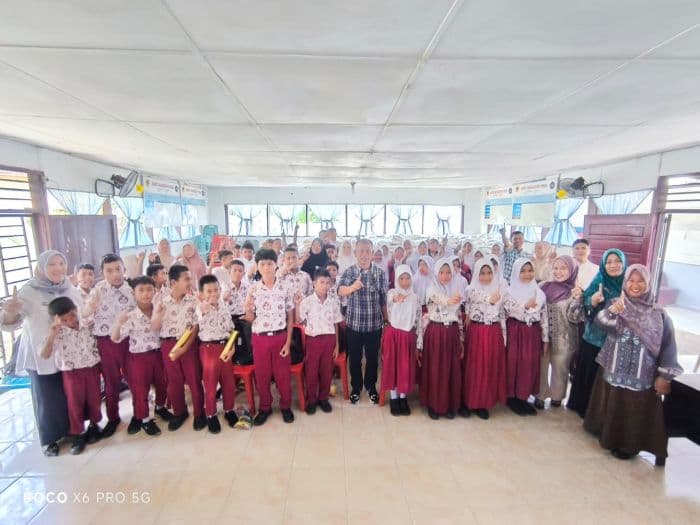 kominfo_labusel_sosialisasikan_internet_sehat_untuk_siswa_sd_di_desa_mampang