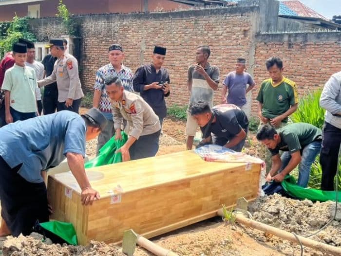 warga_asahan_yang_meninggal_di_kamboja_dimakamkan_di_kampung_halaman