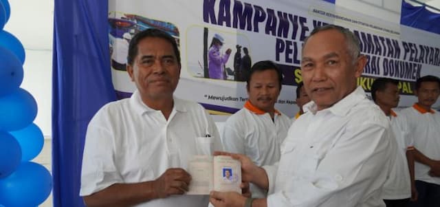 120_nakhoda_dan_abk_di_danau_toba_dapat_buku_pelaut_hingga_perlengkapan_kesehatan