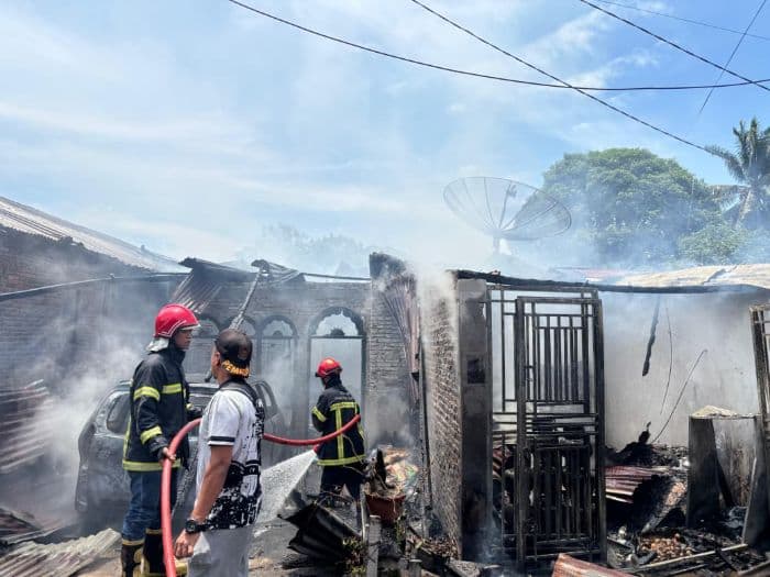 satu_unit_rumah_dan_mobil_di_siantar_martoba_ludes_terbakar