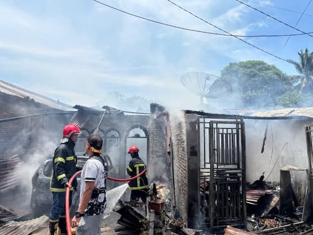 satu_unit_rumah_dan_mobil_di_siantar_martoba_ludes_terbakar