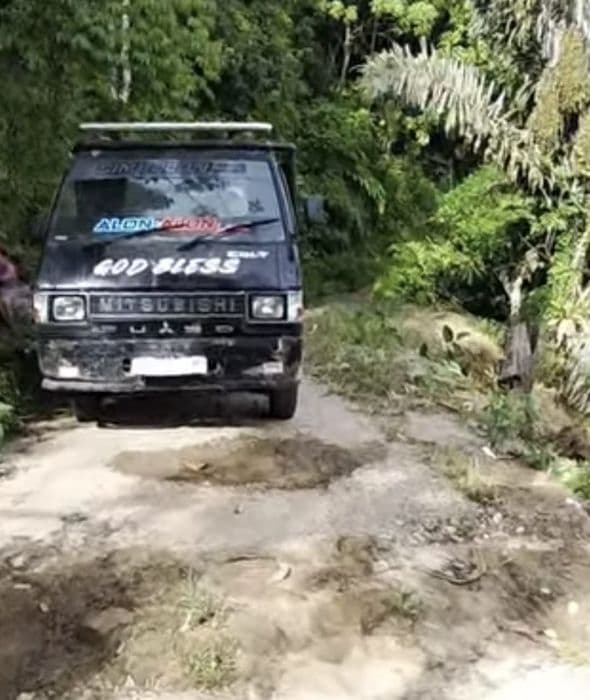 warga_desa_lau_rambong_gotong_royong_perbaiki_jalan_yang_rusak_parah_minta_respons_bupati_dairi