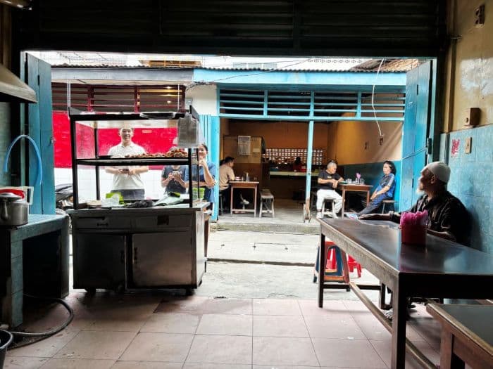 warung_jongkok_di_pojok_jalan_diponegoro_siantar_selalu_bikin_rindu