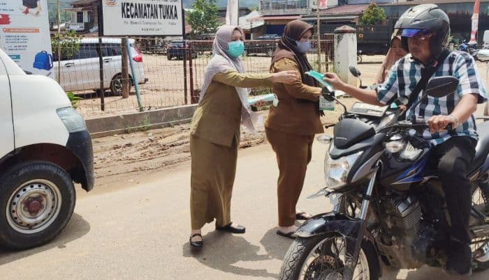 antisipasi_dampak_erupsi_gunung_anak_krakatau_seluruh_puskesmas_di_tapteng_bagikan_masker_gratis