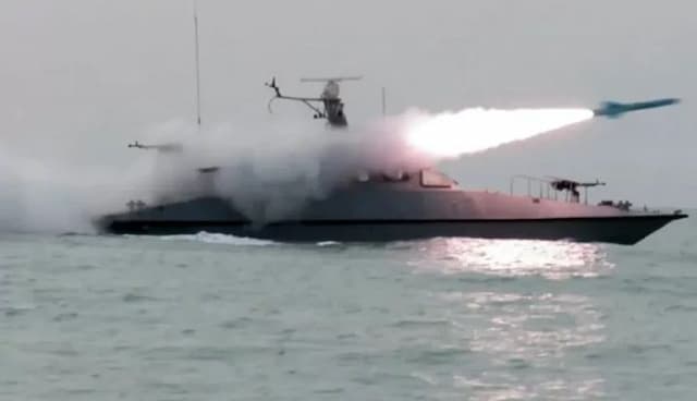bukti_dirilis_iran_klaim_rudal_qasem_basir_hantam_kapal_perang_as_di_selat_hormuz_