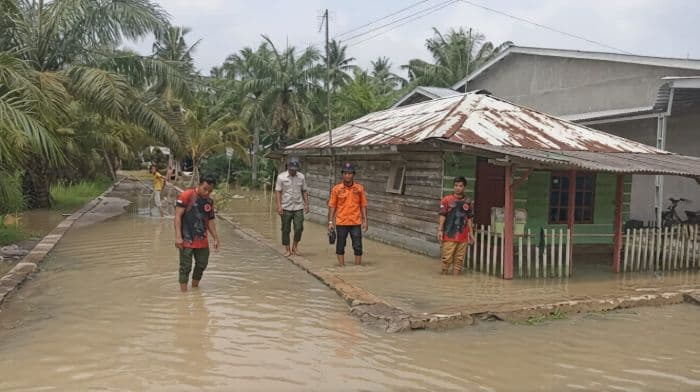 empat_sungai_meluap_211_rumah_warga_di_batu_bara_terendam_banjir_