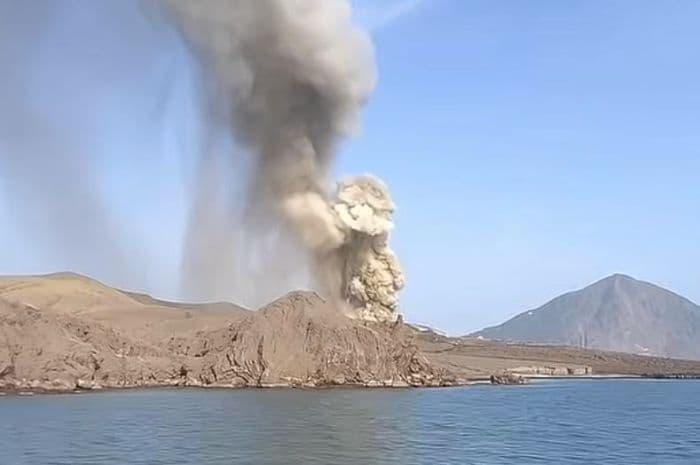 gunung_anak_krakatau_kembali_erupsi_pvmbg_aktivitas_kegempaan_menurun