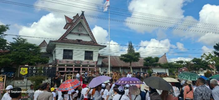 ratusan_pedagang_pasar_sidikalang_demo_tolak_kenaikan_iuran_layanan_pasar