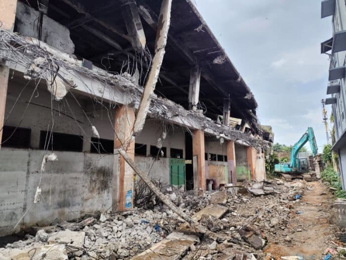 alat_berat_mulai_robohkan_gedung_4_pasar_horas_pematangsiantar